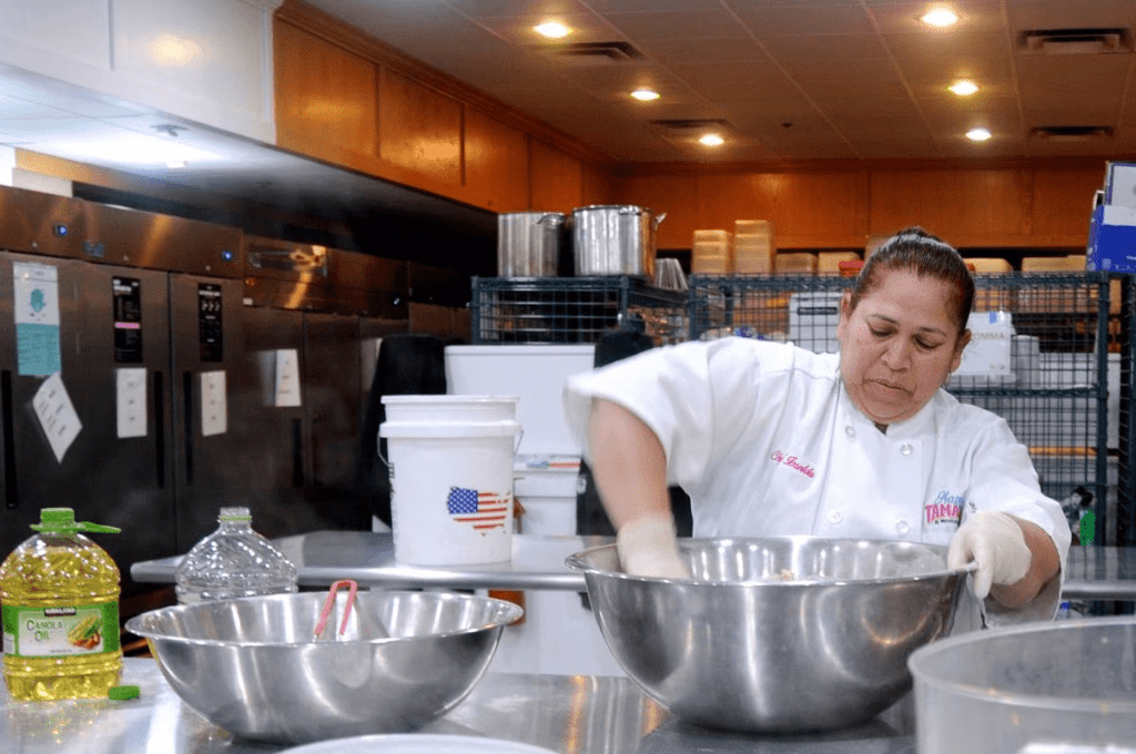 Señora que venderá tamales en el Super Bowl.