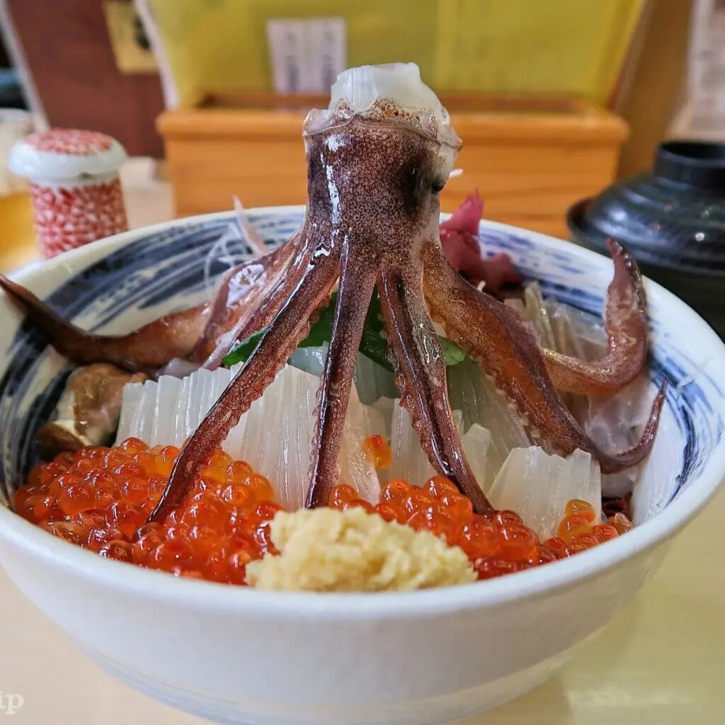 Sannakji, servido en un plato de arroz.