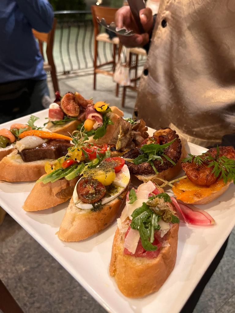 Descubriendo el encanto del Wine Bar & Tapas en Pierre Mundo Imperial