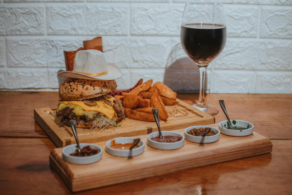 Vaquero, nuevo restaurante de choripanes y hamburguesas en Acapulco.