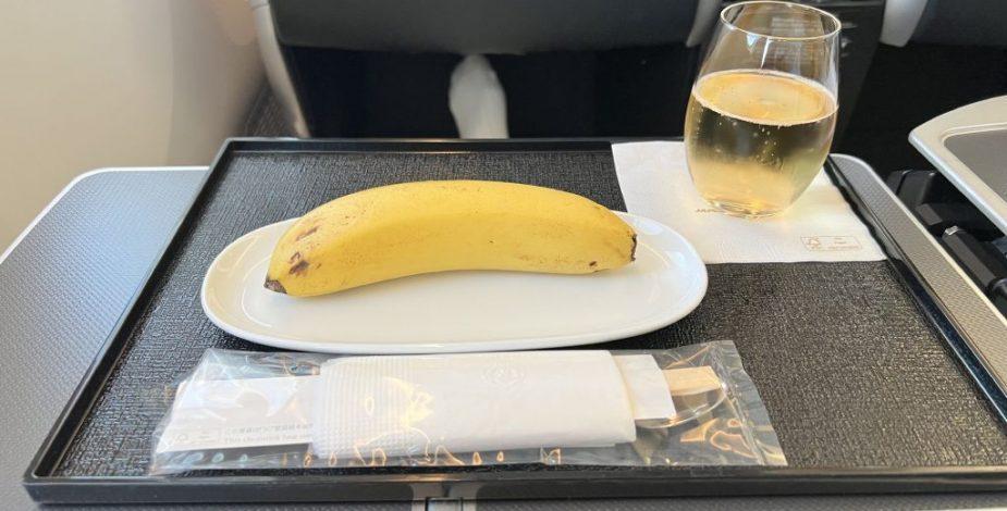 Pasajero vegano recibe un plátano como única opción de comida en vuelo de Japan Airlines.