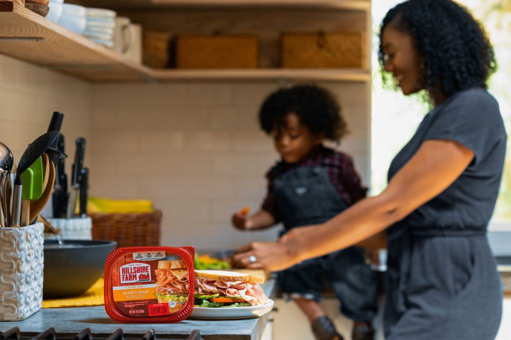 Las madres en la cocina.