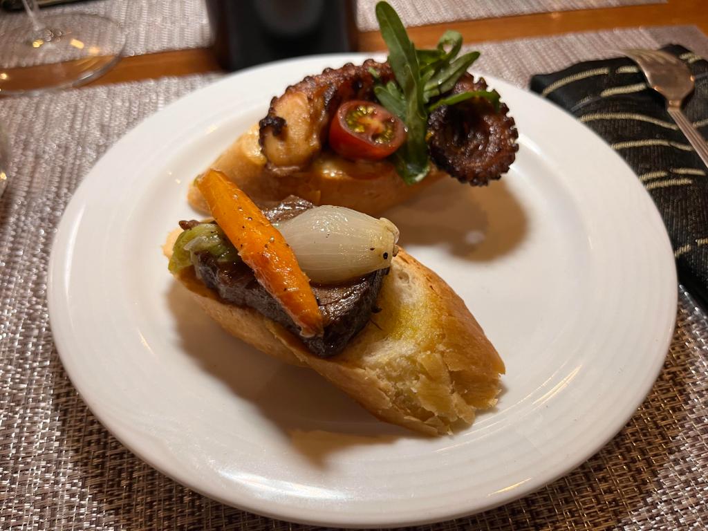 Descubriendo el encanto del Wine Bar & Tapas en Pierre Mundo Imperial