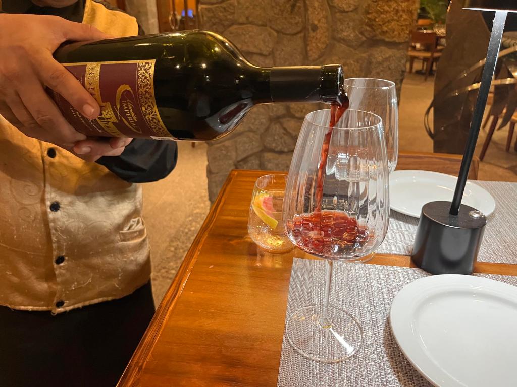 Descubriendo el encanto del Wine Bar & Tapas en Pierre Mundo Imperial