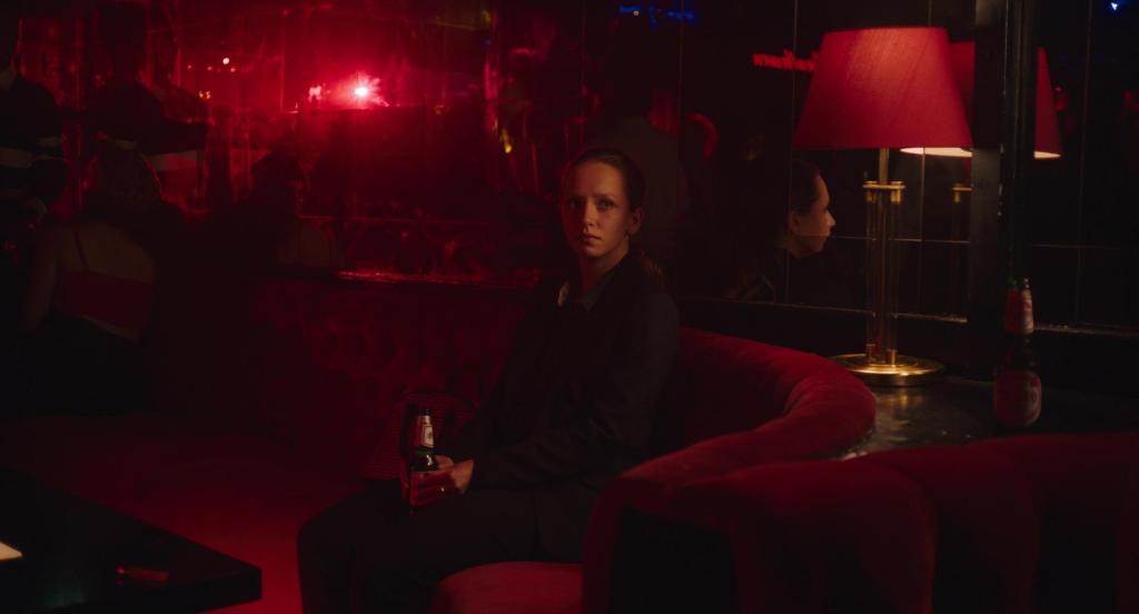 She Said (2022) Maria Schraderi. cerveza