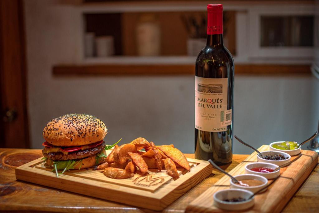 Vaquero, nuevo restaurante de choripanes y hamburguesas en Acapulco.